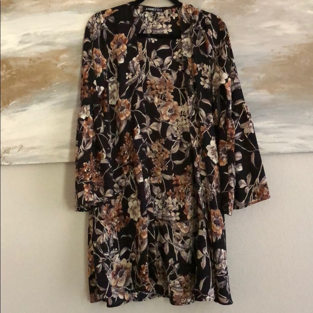 Cute floral kimono with flare sleeves